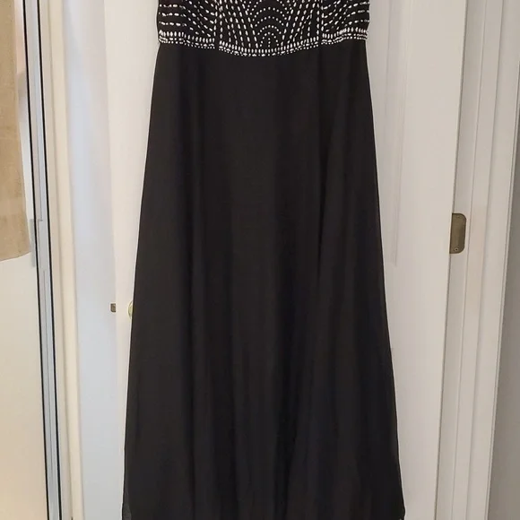 Beautiful Women's beaded and stunning looking long gown. - Picture 3 of 10